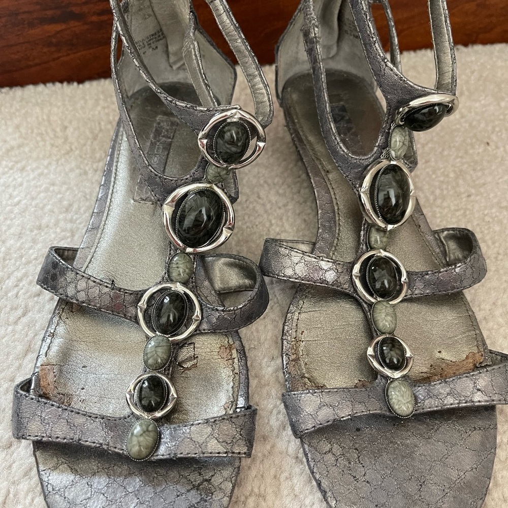 Bandolino zippered jeweled shoes - Picture 3 of 4